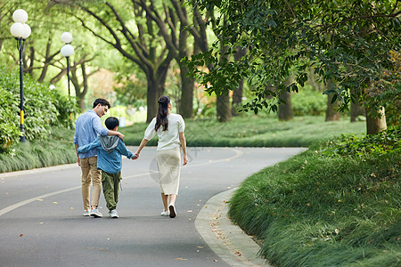 儿童走路一家人在公园散步背影背景