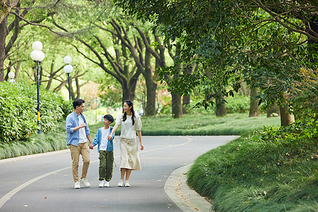 亲子户外一家人在公园散步背景