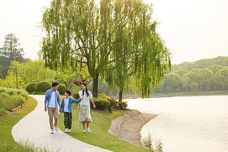 陪伴儿童一家人公园河边休闲散步背景