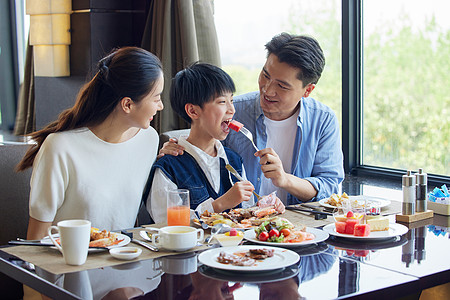 节假日一家人在餐厅开心吃饭高清图片