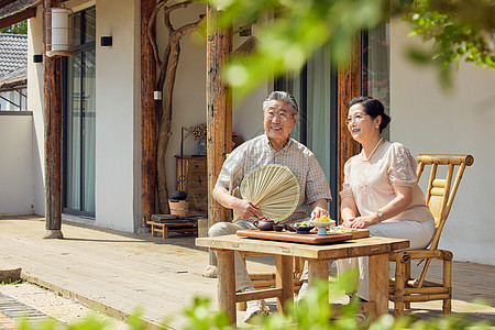 老年夫妻院子里喝茶聊天高清图片