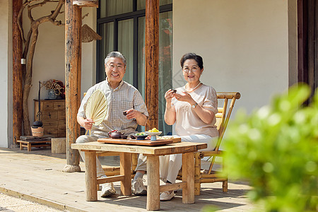 老年夫妻院子里喝茶形象高清图片