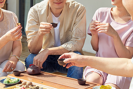 一群人一起喝茶手部特写背景图片