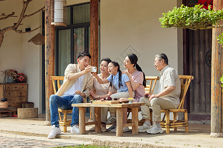 一家人坐在院子里聊天拍照高清图片