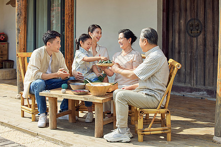 端午一家人聚在一起包粽子图片