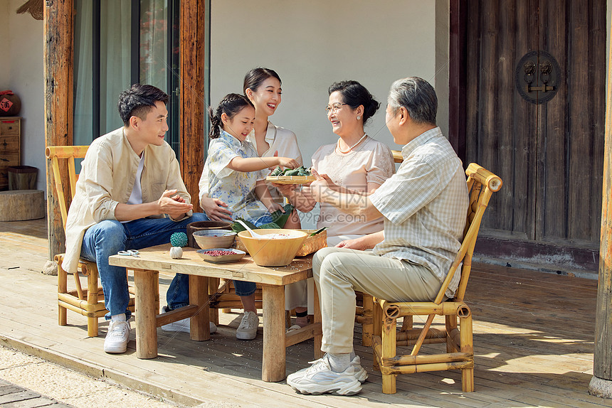 端午一家人聚在一起包粽子图片