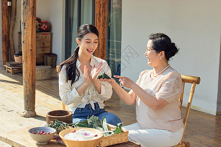 母女俩在院子里开心包粽子图片