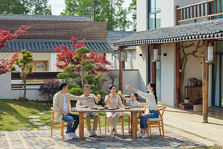 端午孩子家人节日在小院里聚餐背景