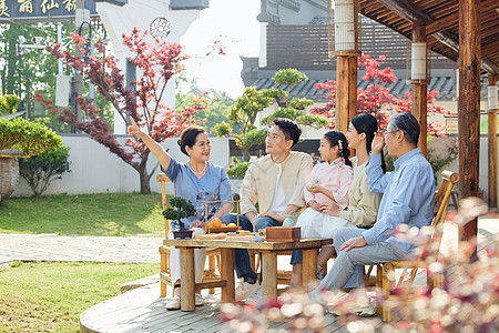 节日幸福温馨的一家五口图片