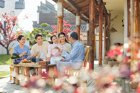 端午孩子节假日一家人在院子里喝茶聊天背景