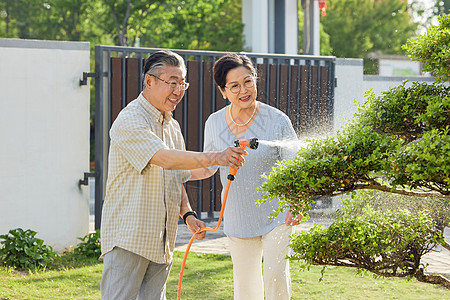 老年夫妻在院子里养护植物图片