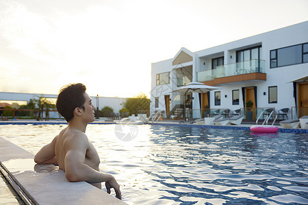 年轻男性游泳休息背影图片