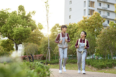 校园里的小学生放学回家高清图片