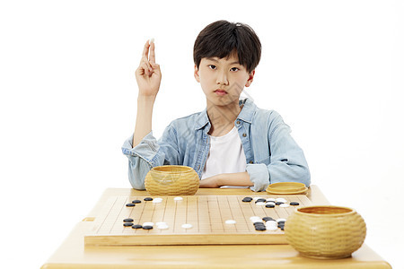 小男孩手拿围棋展示图片