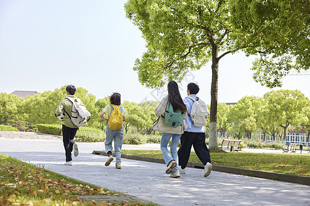 大学生放学奔跑的背影图片