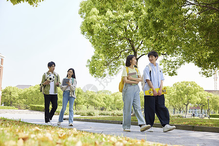 年轻大学生校园生活图片