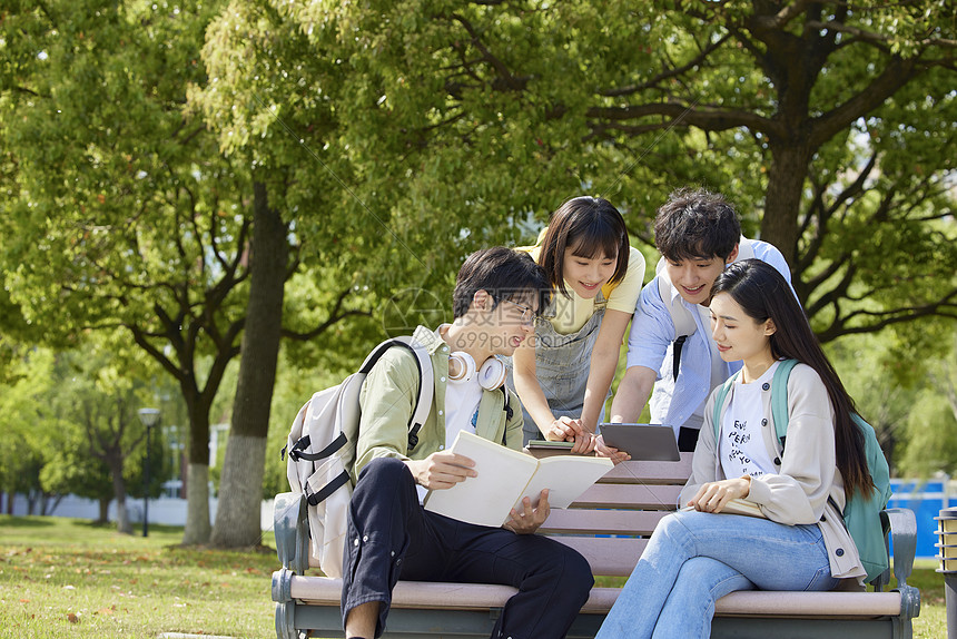 年轻大学生校园交流学习图片