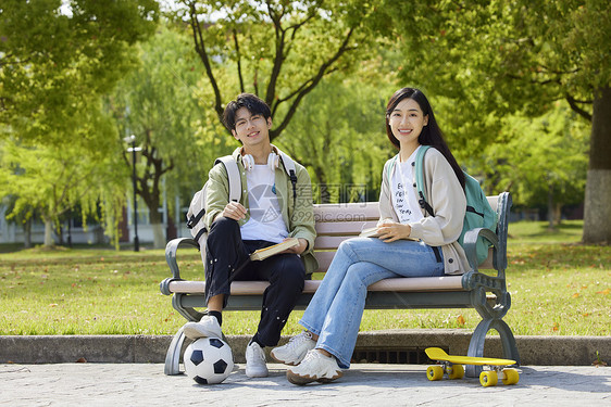 坐在长椅上的青春大学生形象图片