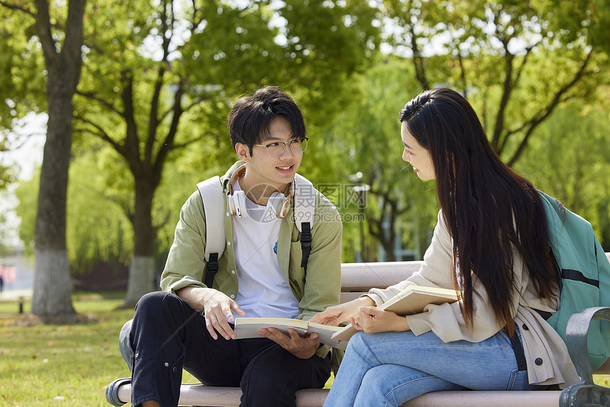 校园里年轻大学生图片