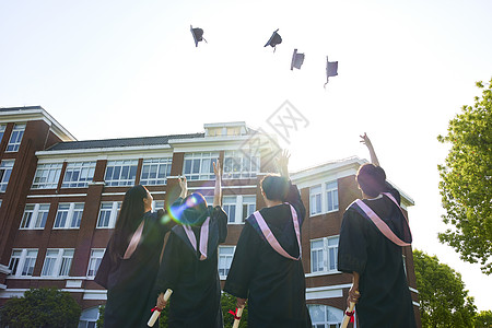 大学毕业生扔学士帽背影高清图片