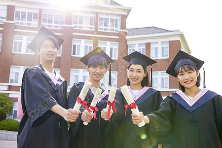 培训学校穿着学士服毕业的大学生背景