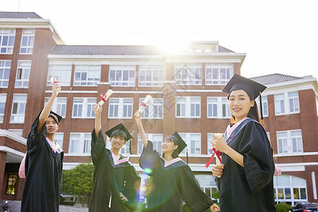 女大学生和同学们一起毕业图片