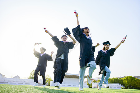 大学毕业生奔跑在校园里高清图片