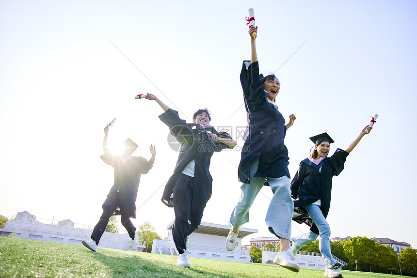 大学毕业生开心奔跑庆祝毕业图片