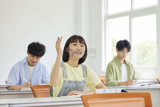 年轻女大学生课堂举手图片