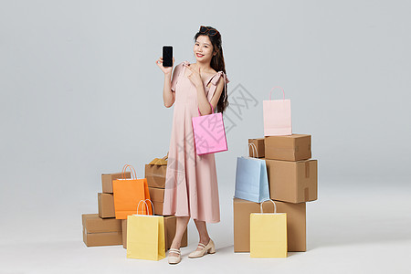 线上购物使用手机网购的青年女性背景