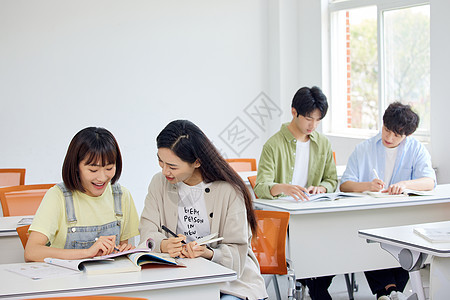 校园里的大学生讨论学习图片