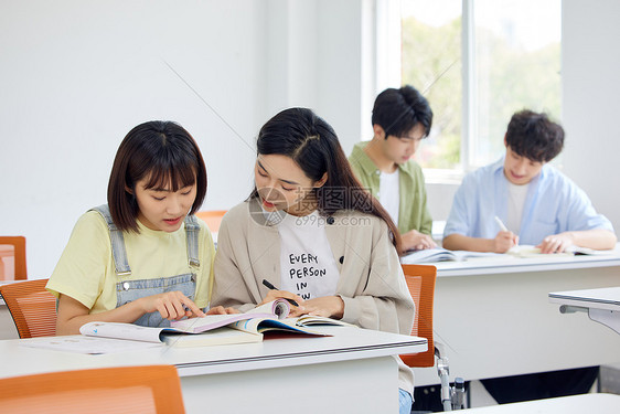 教室里的大学生们课间学习图片