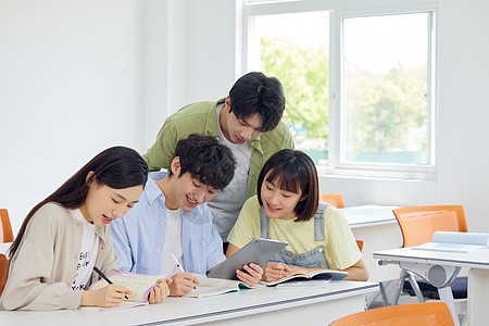 教室里的大学生学习交流图片