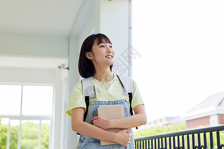 走在教学楼里的女大学生图片