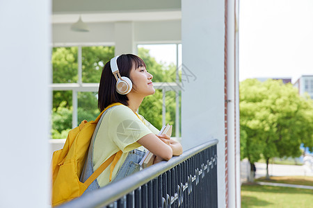 戴着耳机的女大学生形象图片