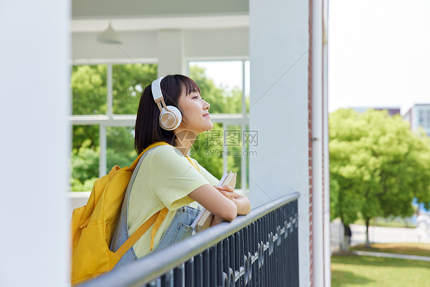 戴着耳机的女大学生形象图片