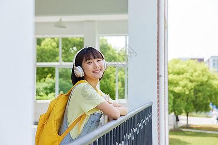 女大学生听音乐形象图片