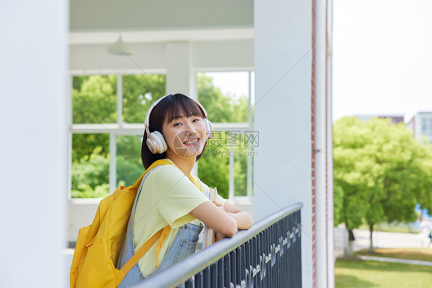 女大学生听音乐形象图片