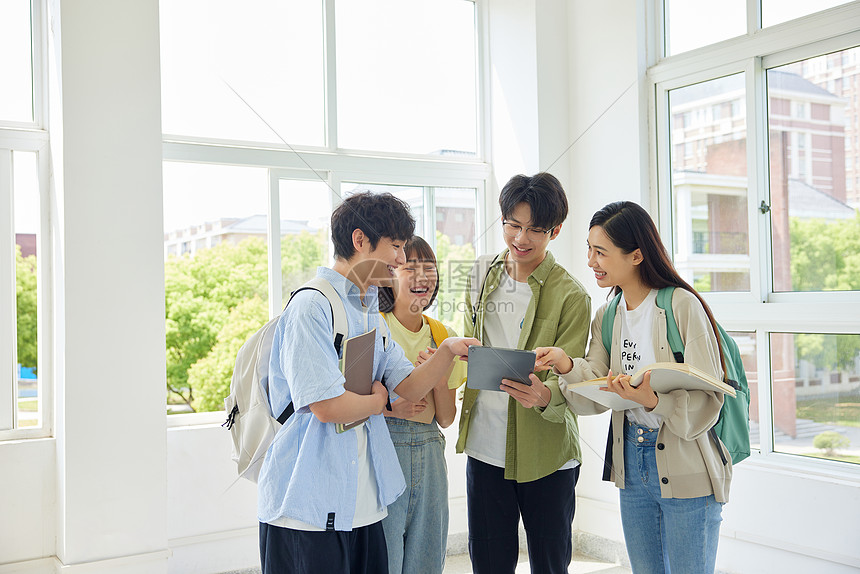 教学楼里大学生讨论课题图片