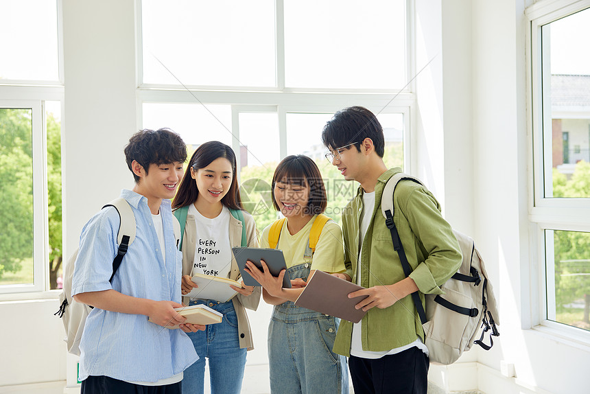 教学楼里大学生讨论图片