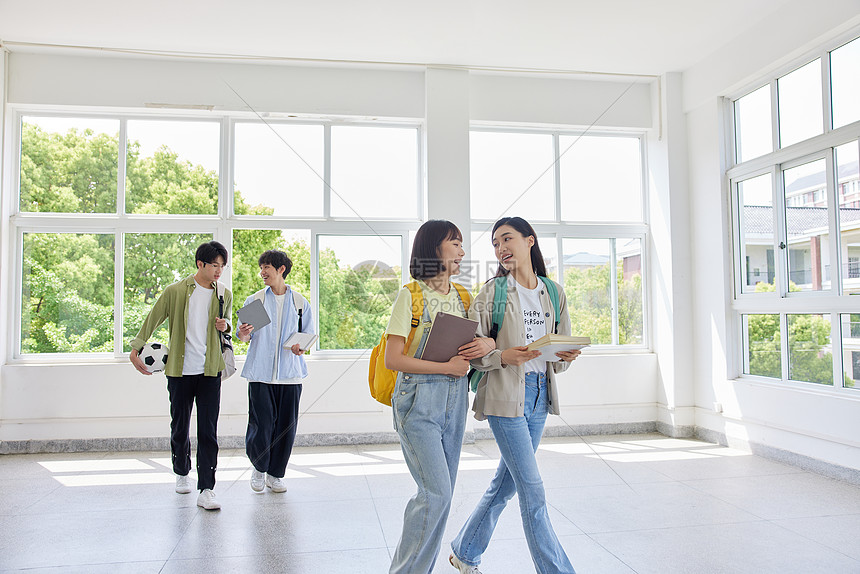 教学楼里下课的学生们图片