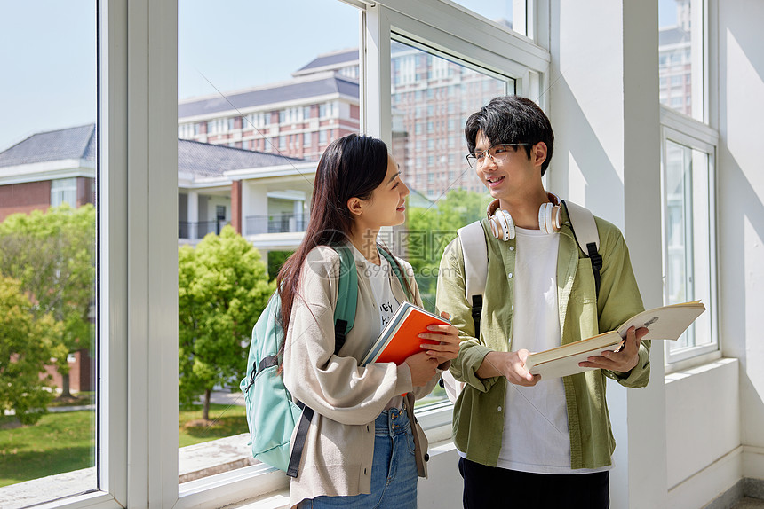 教学楼窗边的青春大学生图片