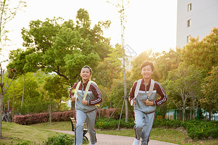 小学生放学奔跑回家图片