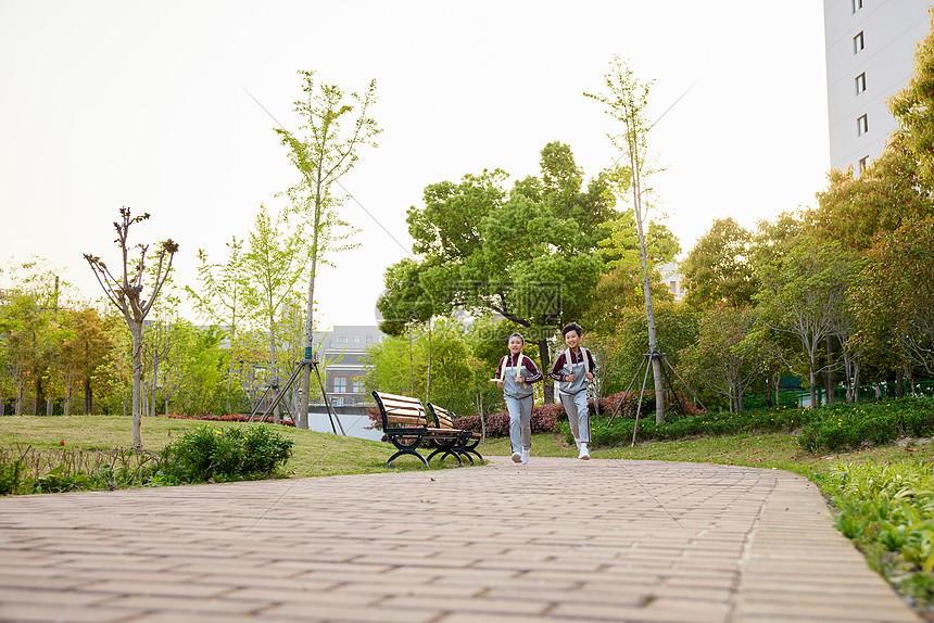 小学生放学奔跑形象图片