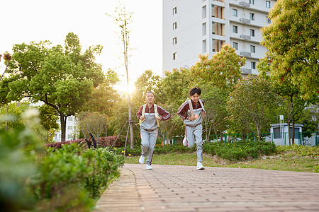 小学生放学路上奔跑形象高清图片