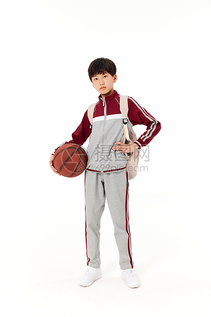 穿校服的男生手拿篮球全身形象图片