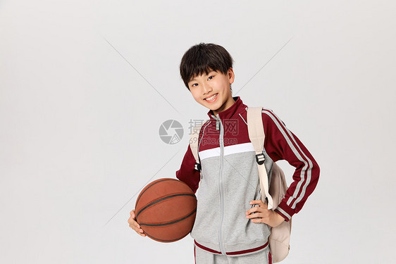 小学生拿着篮球图片