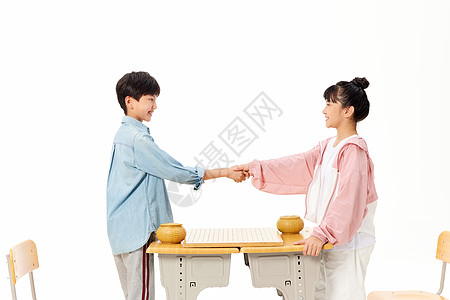 小学生围棋对决握手致意背景图片