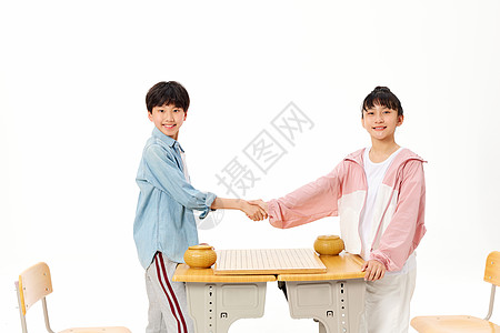 小学生围棋对决握手致意形象图片