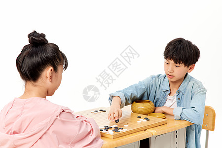 围棋博弈的小学生高清图片